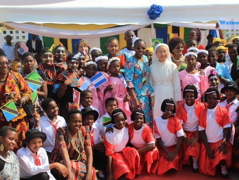 Eine gemeinsame Feier in Tansania mit den Schwestern Maria